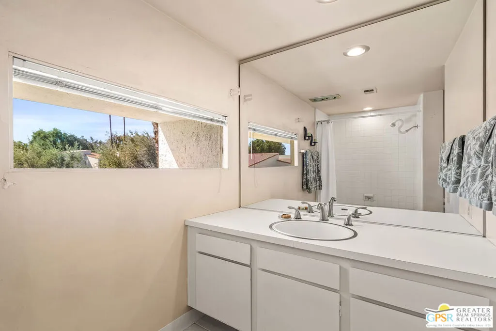 2530 N Whitewater Club Drive D, Palm Springs, California 92262 home-pic-29